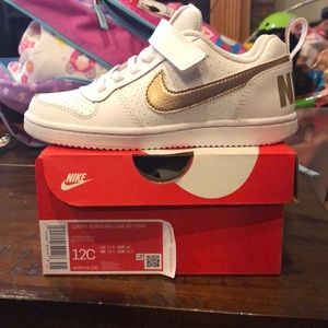 Brand new! Kids Nike gym shoes - White and gold